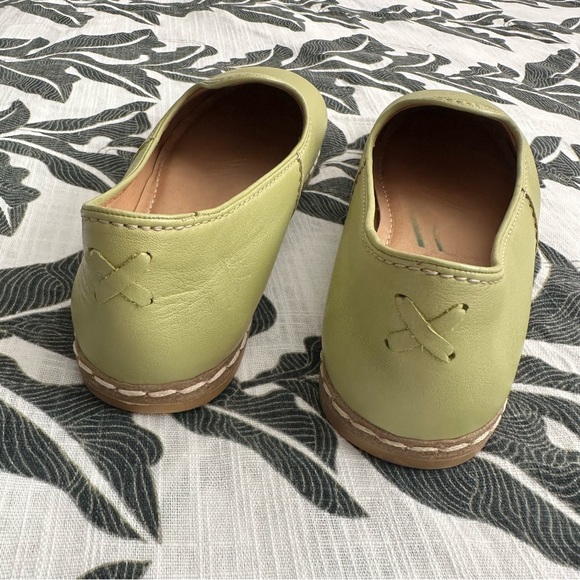 Lighter Green Charix Classics | Size 8 - Picture 2 of 6